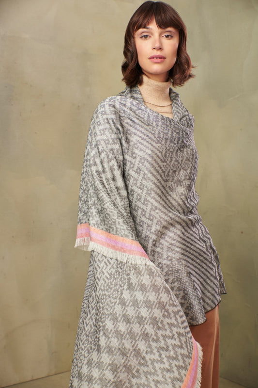 Tessira Shawl Baby Alpaca Color White & Black