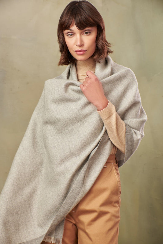 Etiqueta - B Shawl Baby Alpaca Color Gris Claro