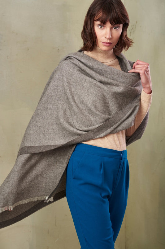 Etiqueta - B Shawl Baby Alpaca Color Gris Oscuro